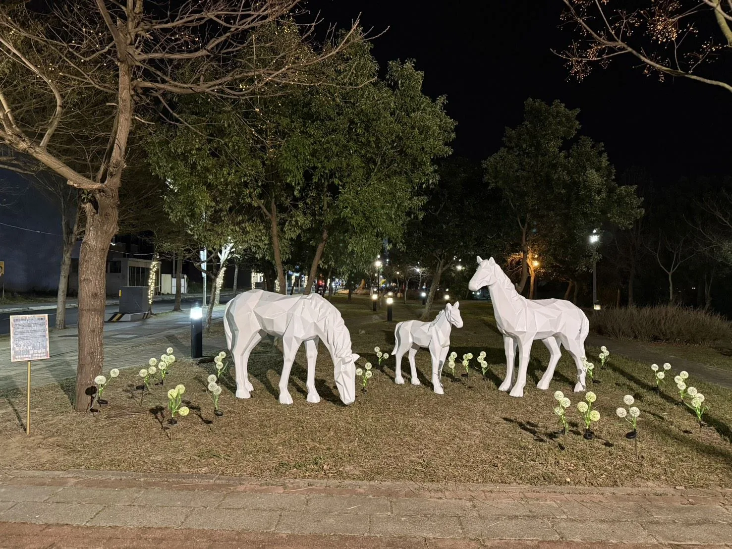 新埔鎮公所周邊、公二公園及活動周邊街道地景藝術與燈飾亮相。新竹縣政府提供