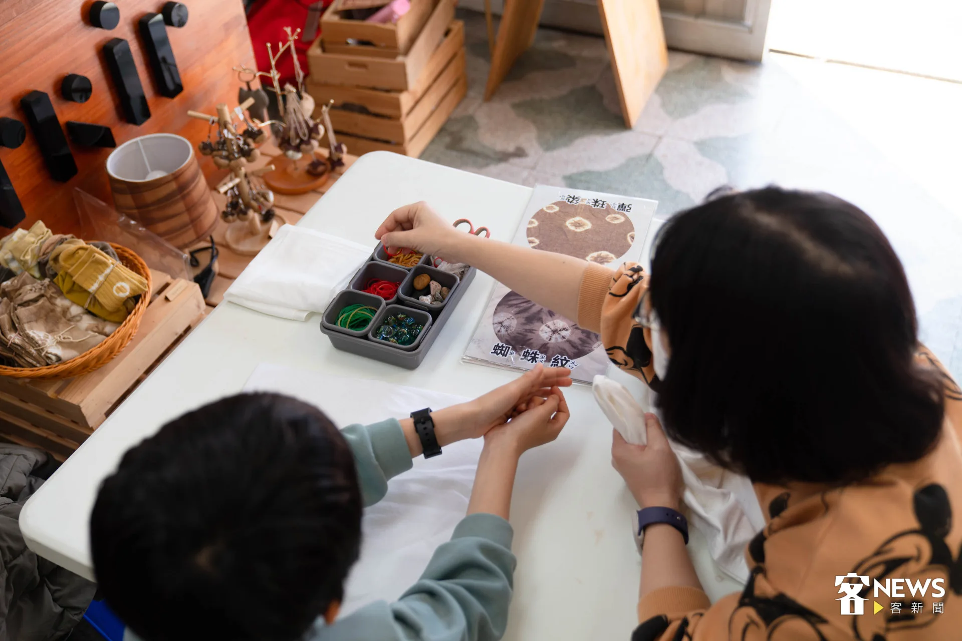 寒假到來，新埔柿染坊kirkir成為許多親子手作的好去處。范修語攝