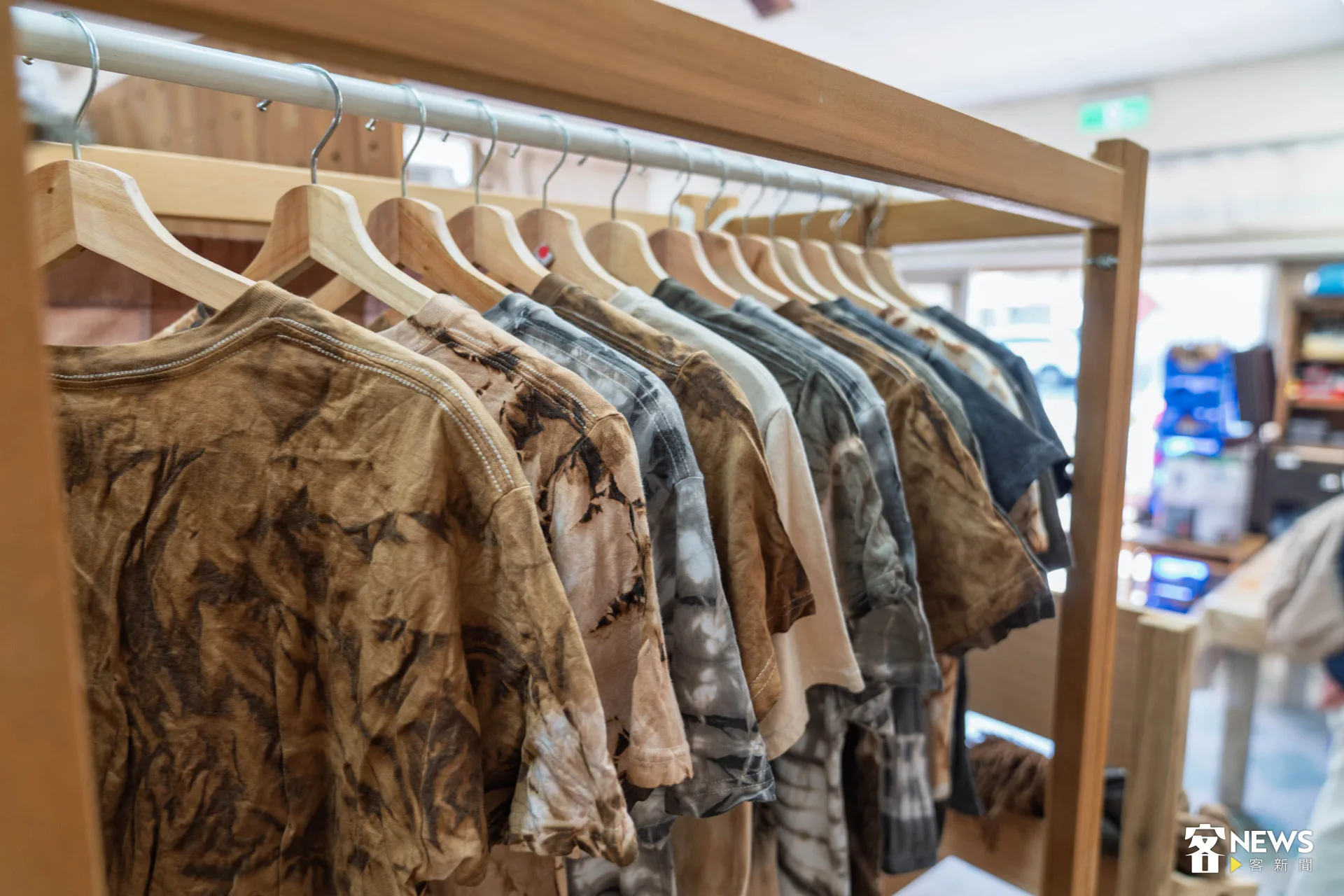 新埔柿染坊kirkir店內有許多柿染商品可供購買。范修語攝