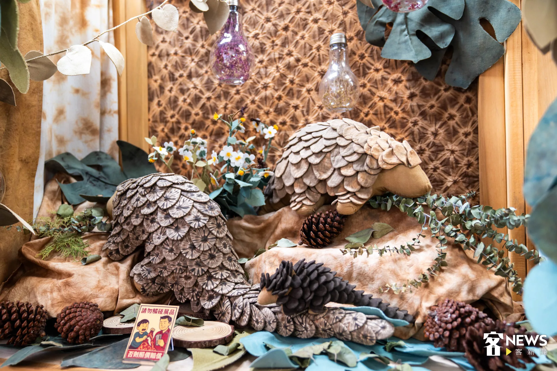 新埔柿染坊kirkir除了柿染的服飾外，也有許多工藝品。范修語攝