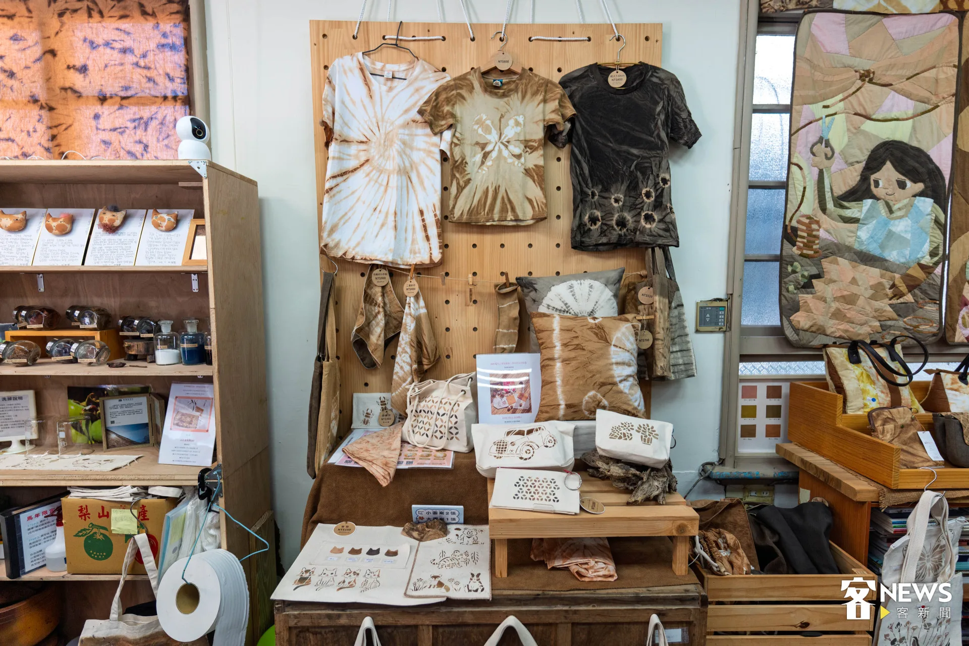 新埔柿染坊kirkir內販售許多柿染產品。范修語攝