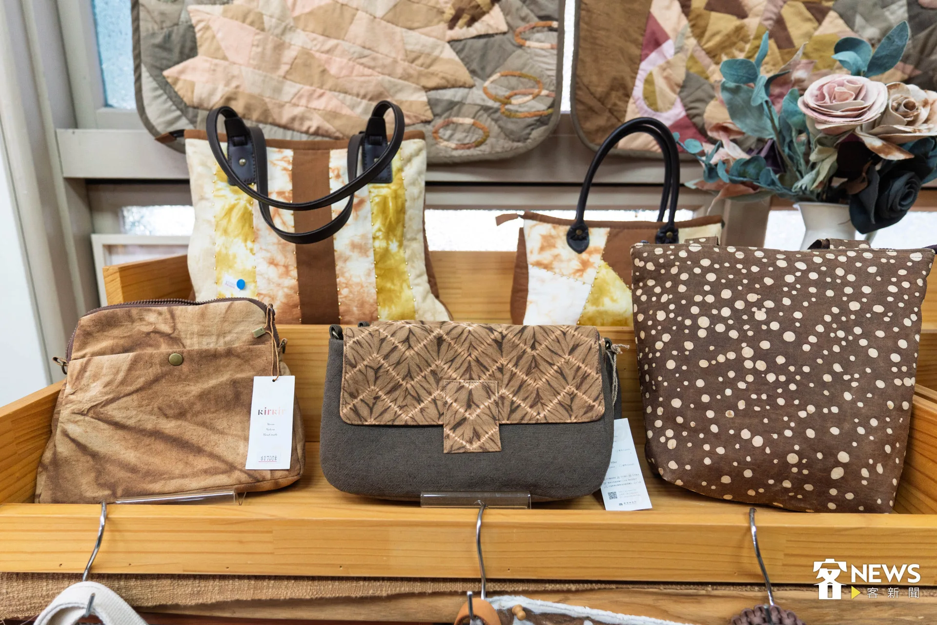 新埔柿染坊kirkir內販售許多柿染產品。范修語攝