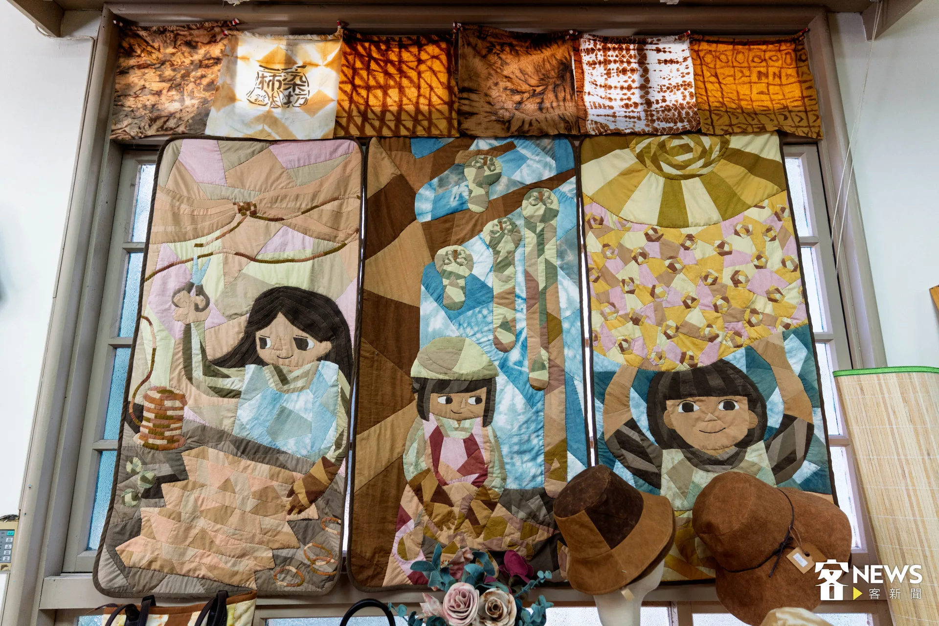 三幅圖畫說明著柿染三步驟，綁紮、浸泡、日曬。范修語攝