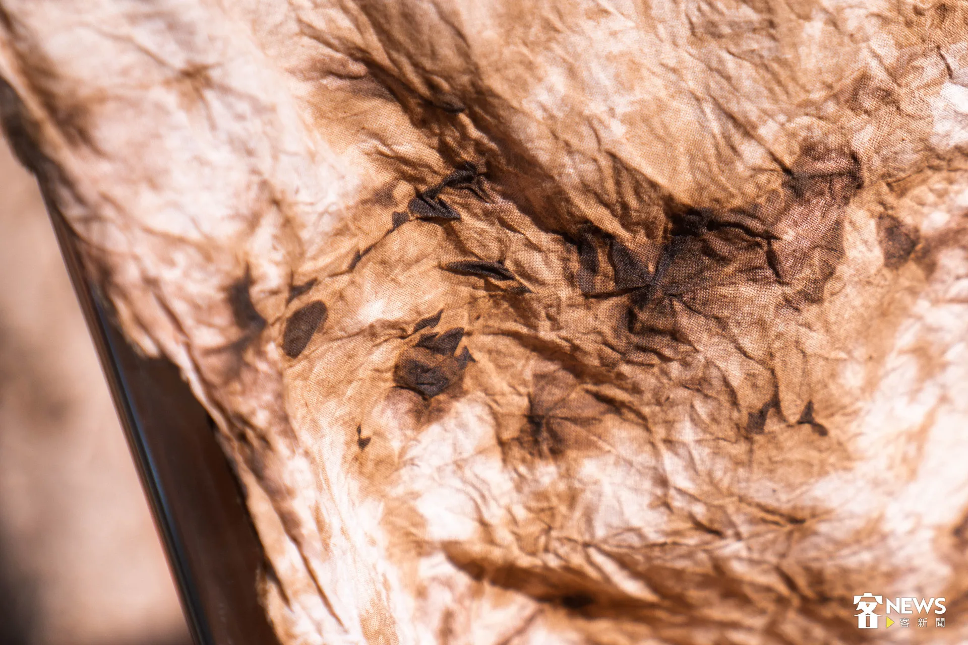 柿染經過強烈日曬會產生曬紋，成為特別的圖騰，柿染染汁中富含膠質，膠質可能會累積在布料上，質感特殊。范修語攝