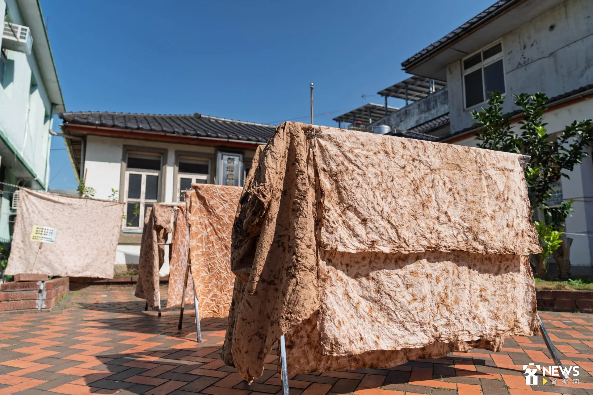 好天氣透過太陽曝曬，透過紫外線的化學反應能夠讓柿染加速定色。范修語攝