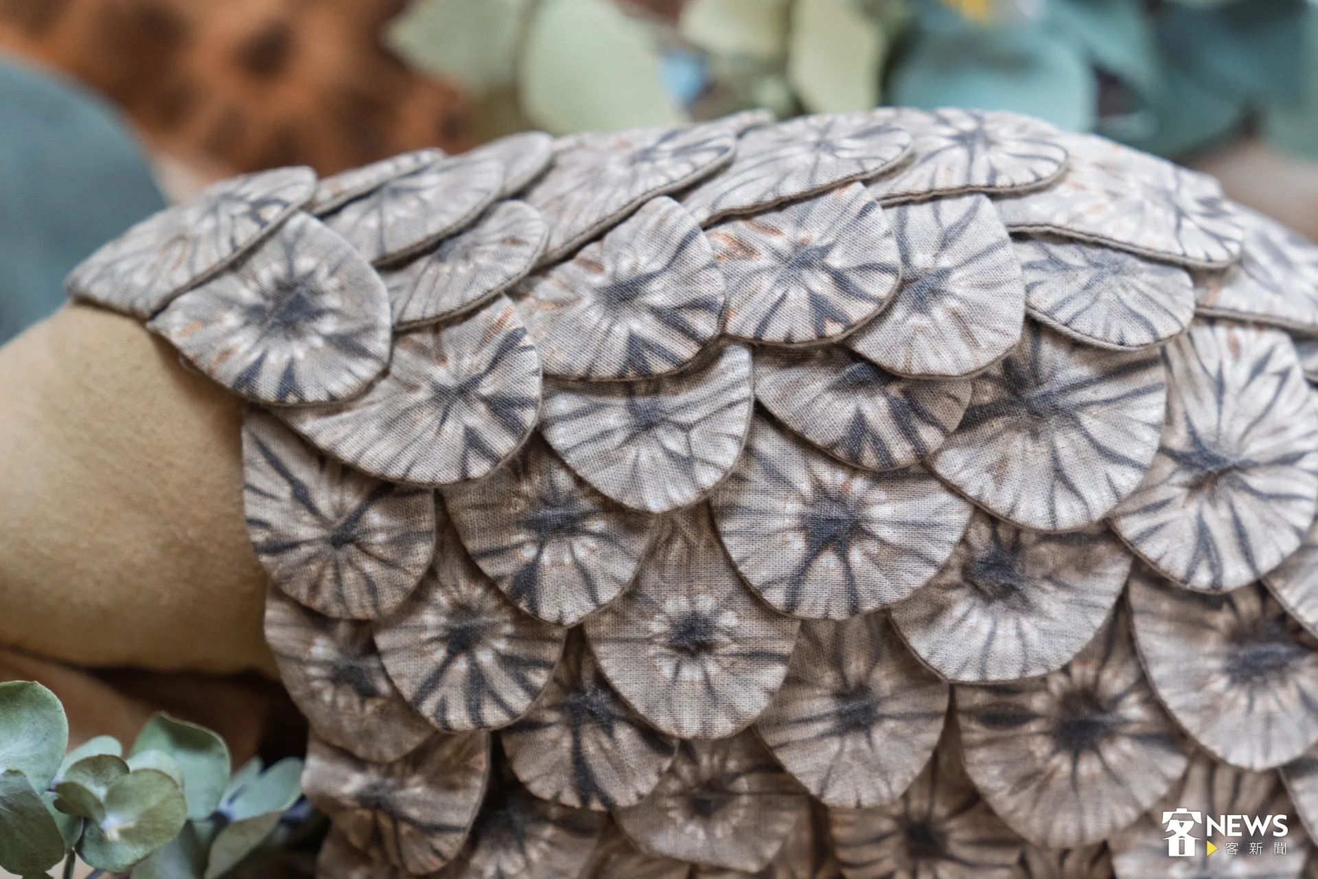 手作柿染穿山甲，每一個鱗片都是手工製作，工序繁雜。范修語攝