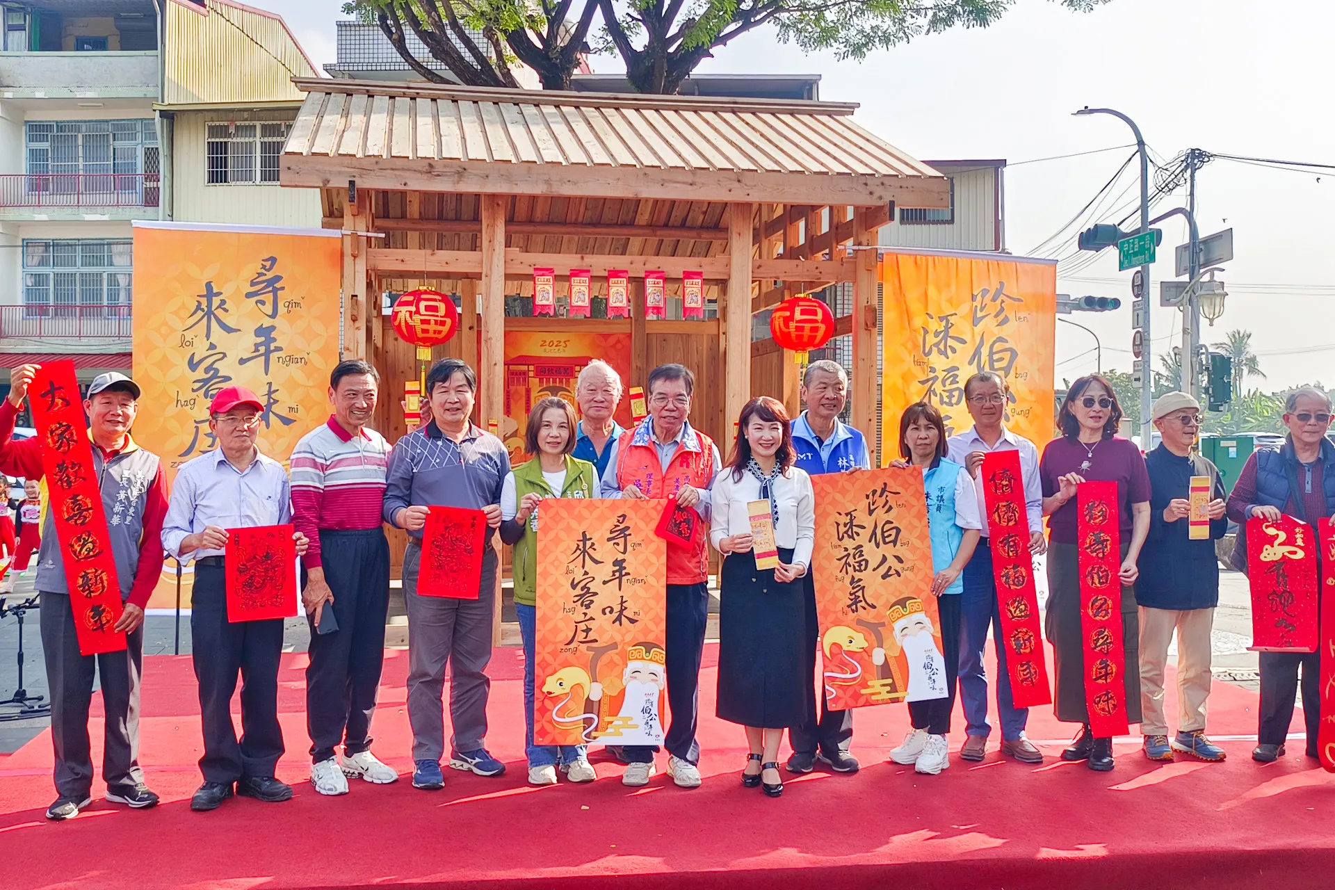 美濃永安庄居民每年歲末會自主搭建福廠，迎請庄內伯公安座過年。高雄市客委會提供