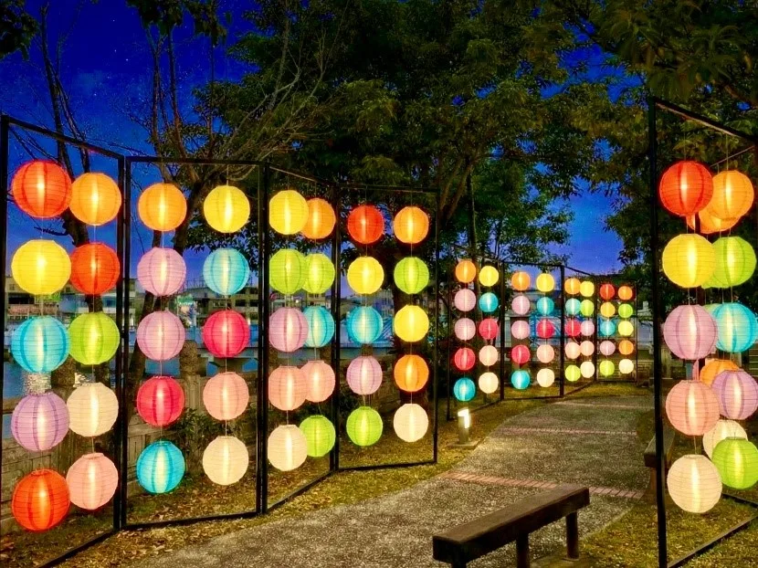 桃園魯冰花季首度結合龍潭大池燈會活動，打造白天賞花、夜晚賞燈的全日旅遊體驗。桃園客家局提供