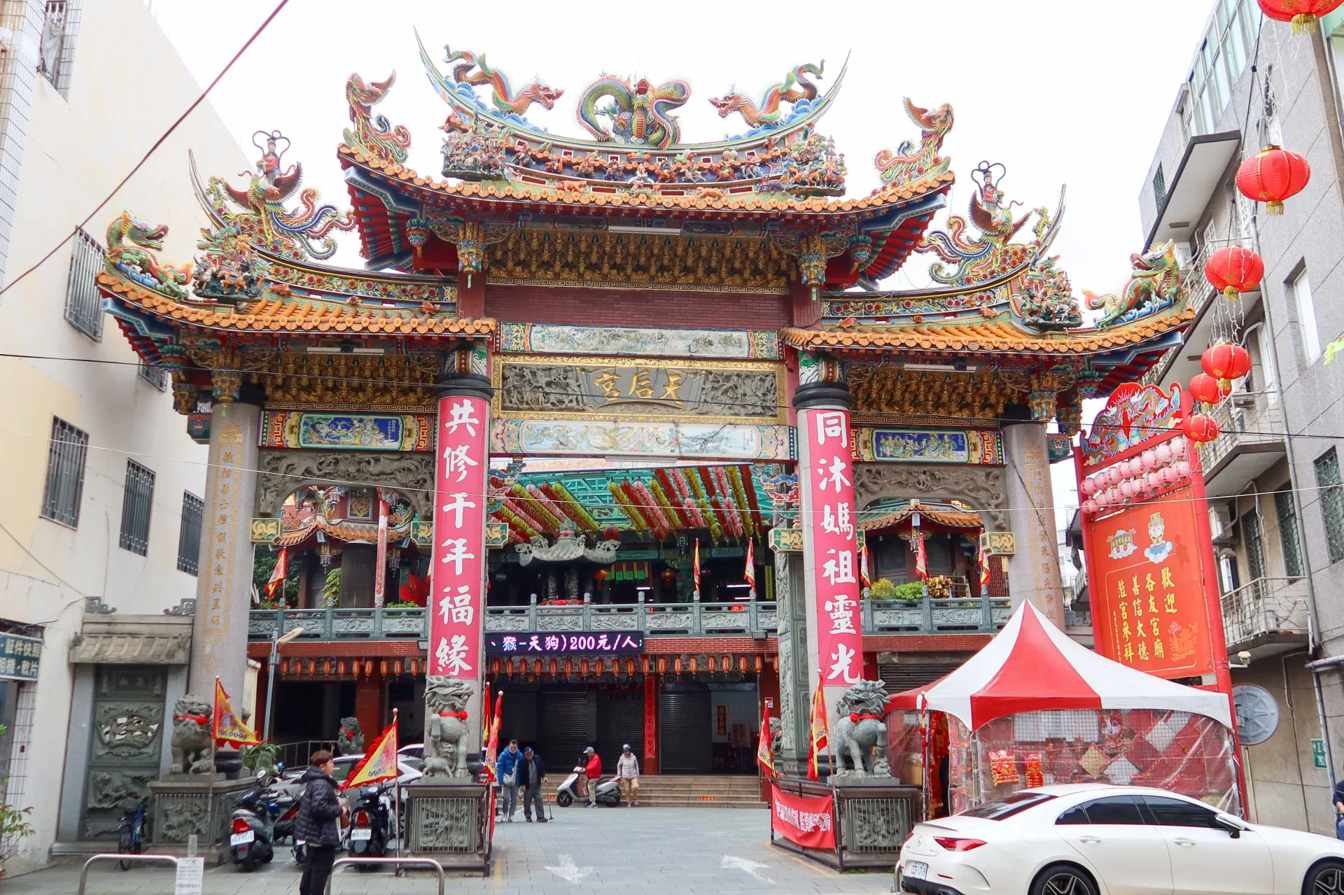 改建後的苗栗天后宮。何來美攝