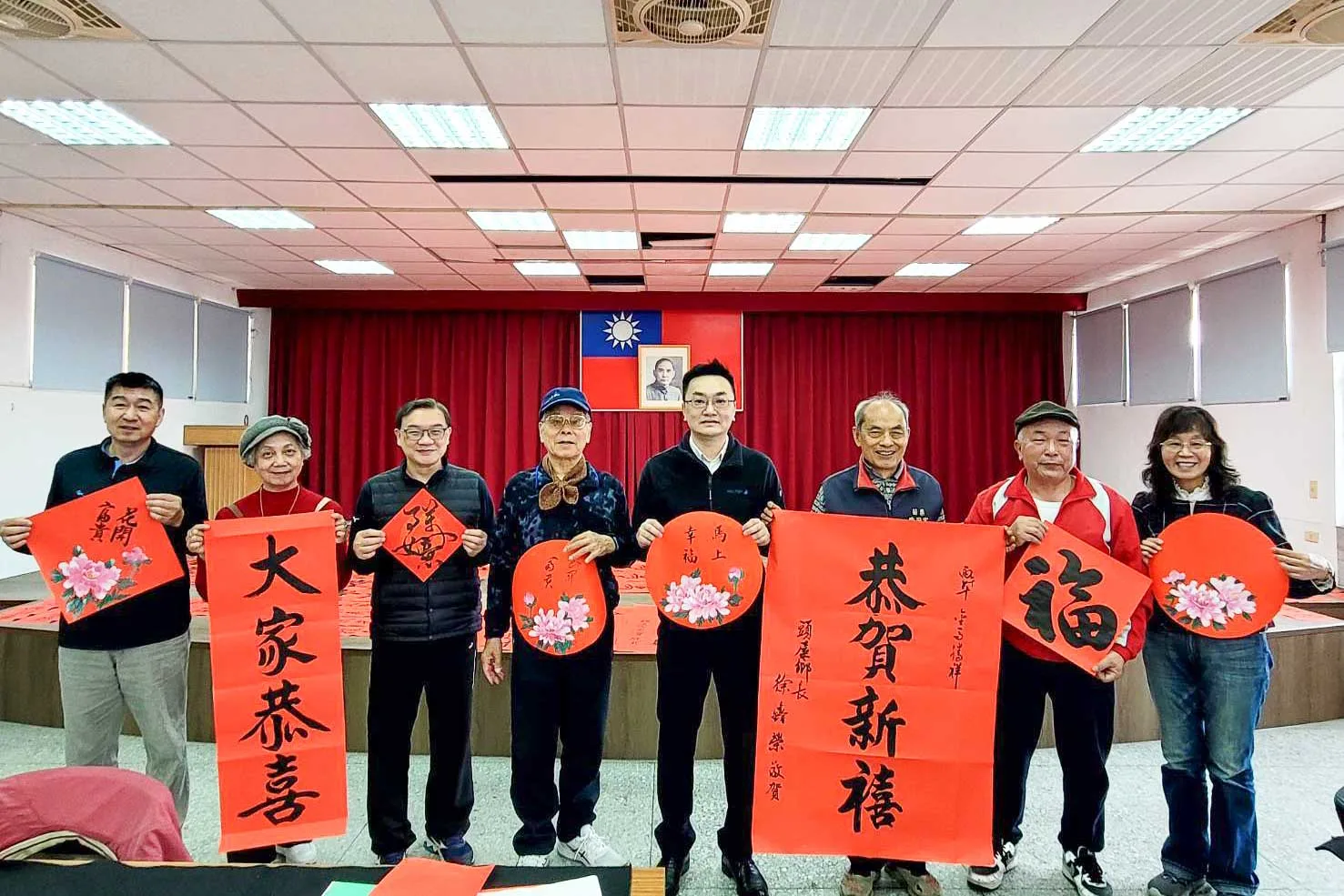 頭屋象山書院書法老師春節前到頭屋鄉公所寫春聯,向鄉民們賀年。左起劉安彬、杜琦琴、韋郁群、徐清明、彭鈞誌、楊政男、饒明鋒、葉玉玲。饒明鋒提供