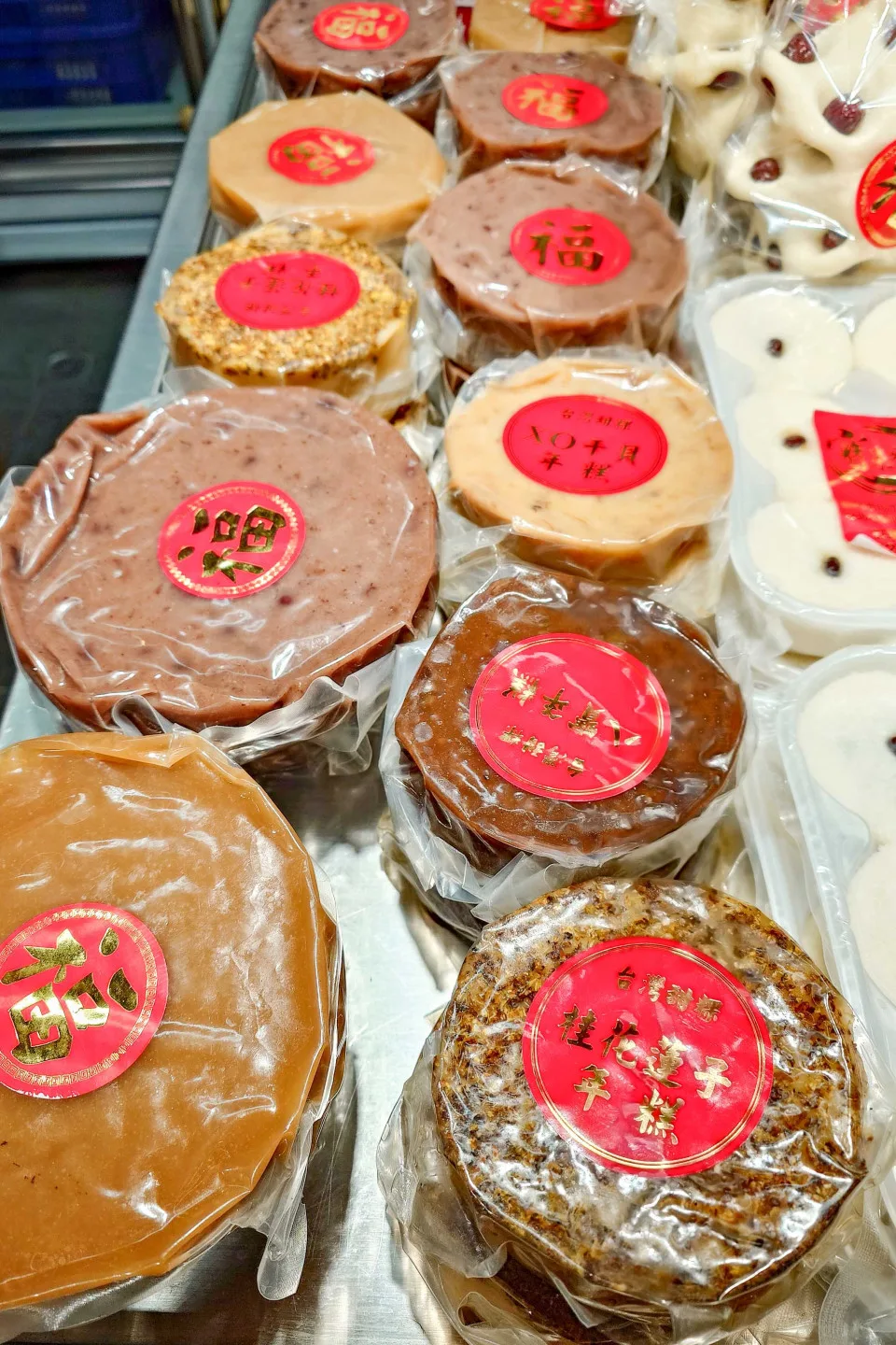 以前蒸甜粄(年糕)是過年大事,現還在蒸的家庭已很少,現買的多,都做得很小,口味有多種。何來美攝