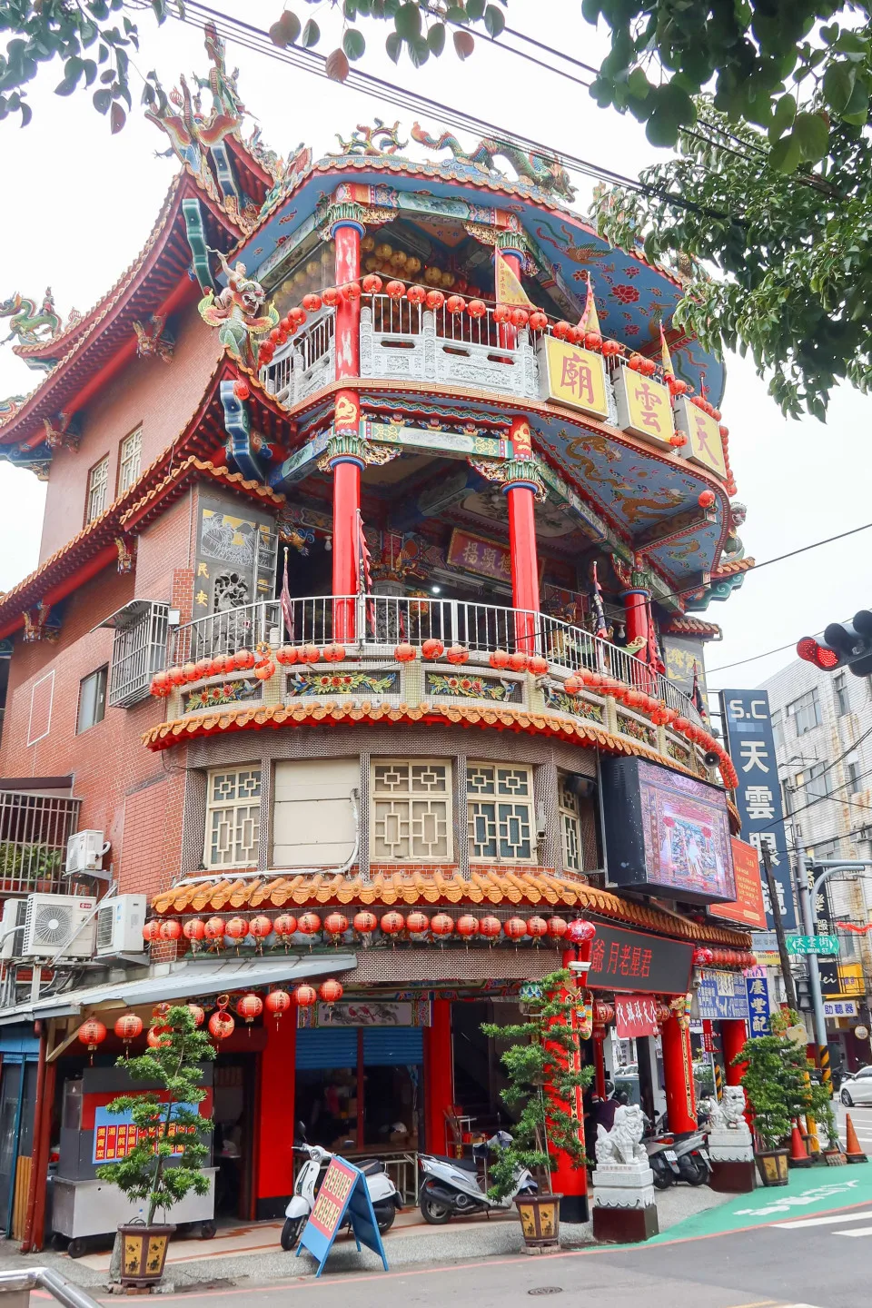 苗栗市天雲廟主祀玉皇大帝、玄天上帝,近年來春節受理幫信徒們代拜天公。何來美攝