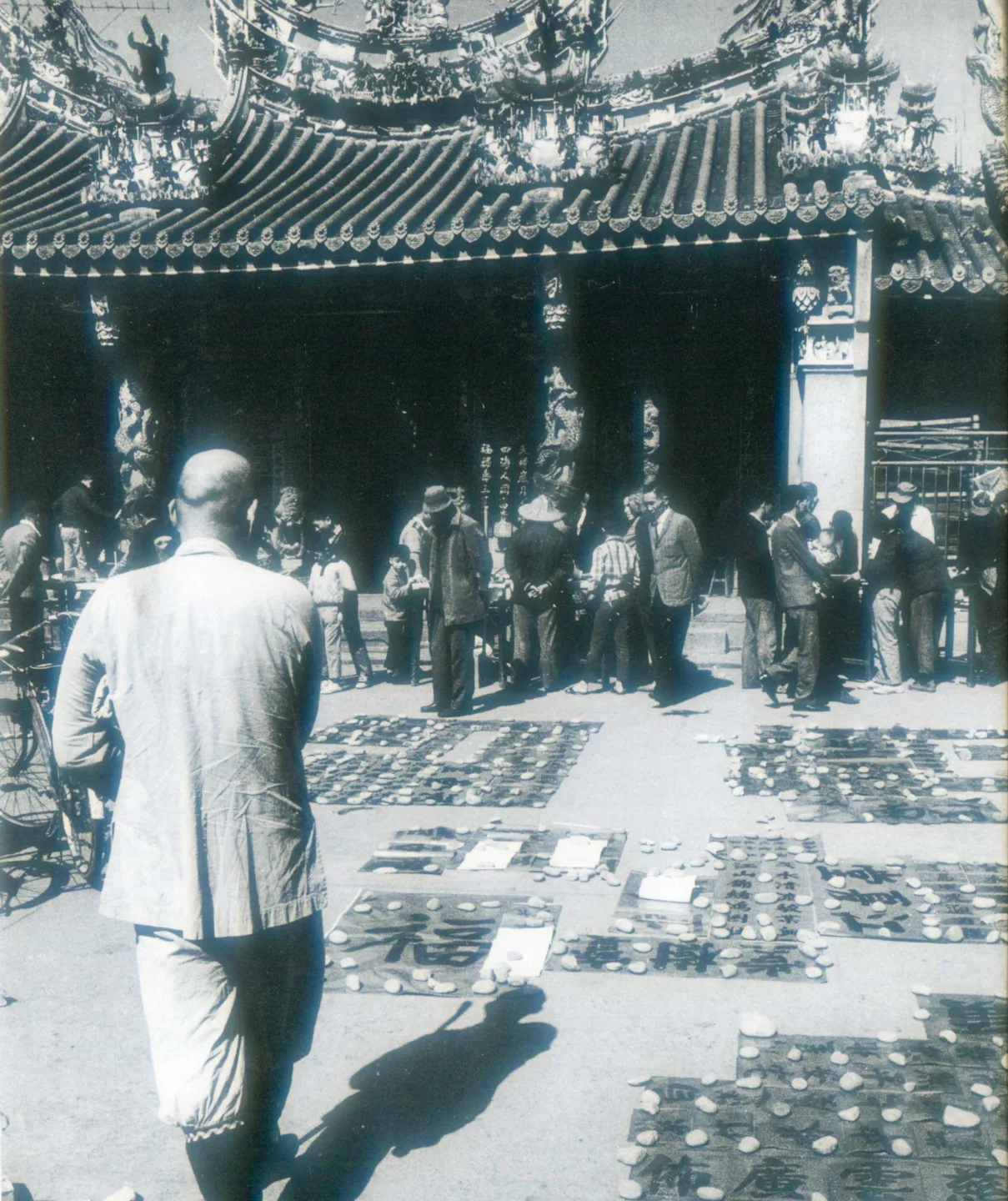 1961年苗栗天后宮廟埕都是剛寫好的春聯,在等墨汁乾,那時天后宮還未改建。已故攝影家邱德雲攝