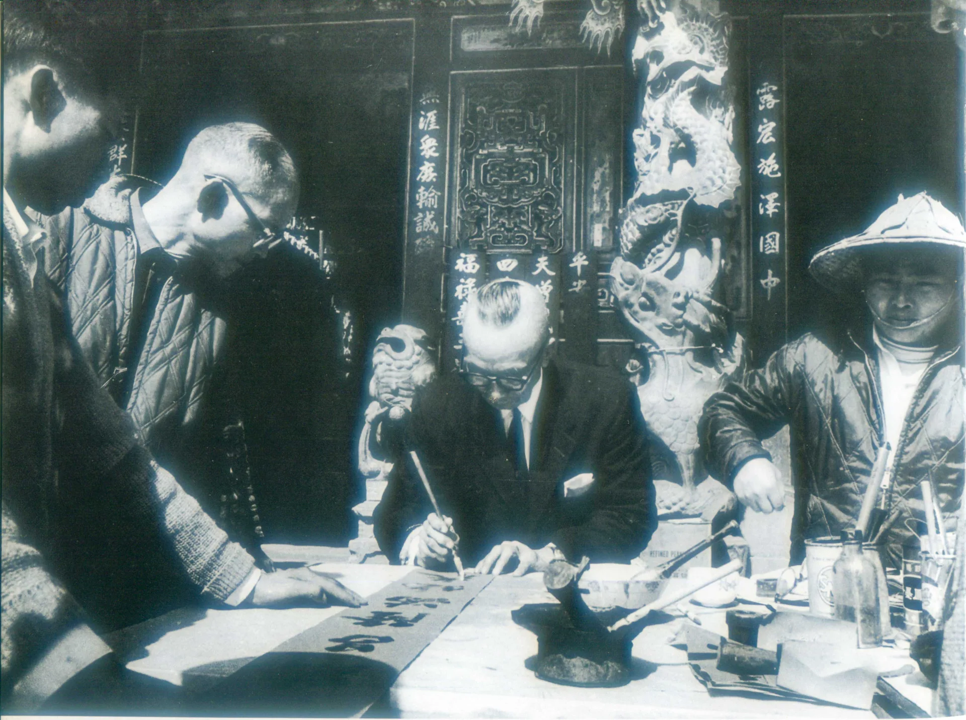 1961年書法家在苗栗天后宮擺攤寫春聯。已故攝影家邱德雲攝