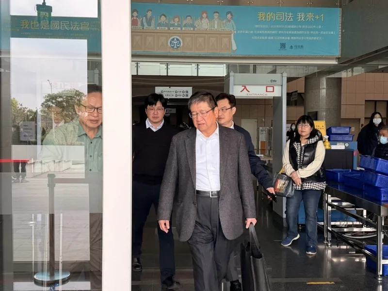 新竹地方法院11日開庭審理新竹縣長楊文科（前）等人涉護航建商導致天坑案，楊文科於庭中表示，身為縣長，在處理公共事件時須面對民代、地方民眾與建商等多方壓力，但他始終依法行政。中央社