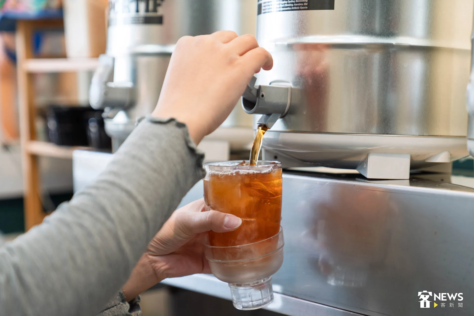 來自苗栗的丘森茶室，秉持著客家食茶的的真誠與精神，選用本地東方美人茶及各地極品好茶，結合在地元素打造特調飲品。范修語攝