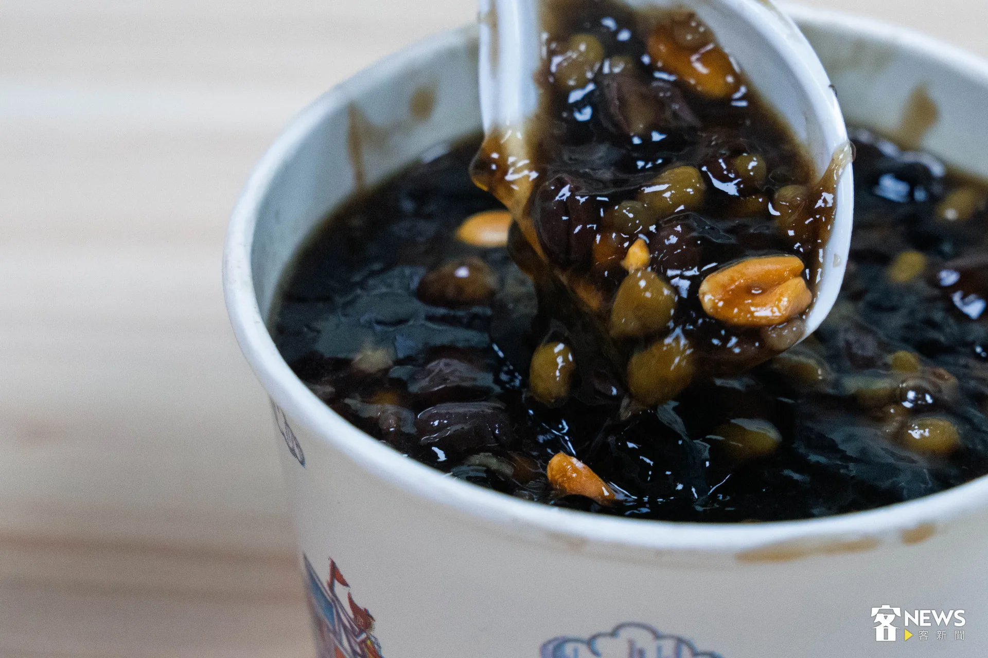 旺旺補給站綜合燒仙草，有綠豆紅豆珍珠，附花生可自由選擇是否加入。范修語攝