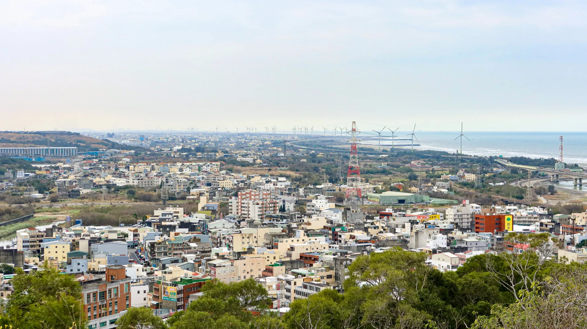 從通霄虎頭山公俯瞰濱海的通霄灣，從通霄街到白沙屯，這一帶居住的客家後裔多數已福佬化。何來美攝