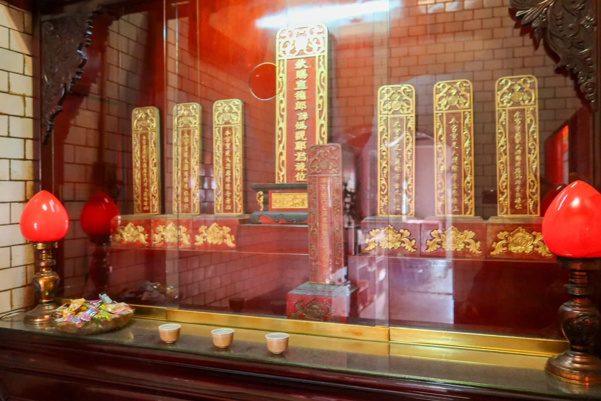 清道光年間通霄13庄總理鄭媽觀，對慈惠宮的擴建出錢出力，貢獻最多，宮內有他與其他先賢的長生祿位。何來美攝