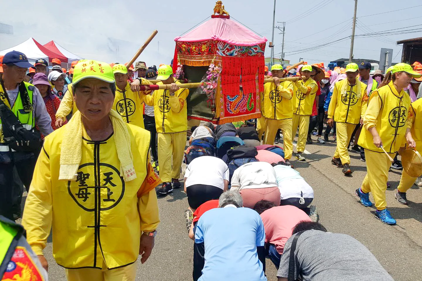 白沙屯媽祖每年到北港進香，信徒們爭躦媽祖神轎，祈求媽祖庇佑。胡蓬生攝影