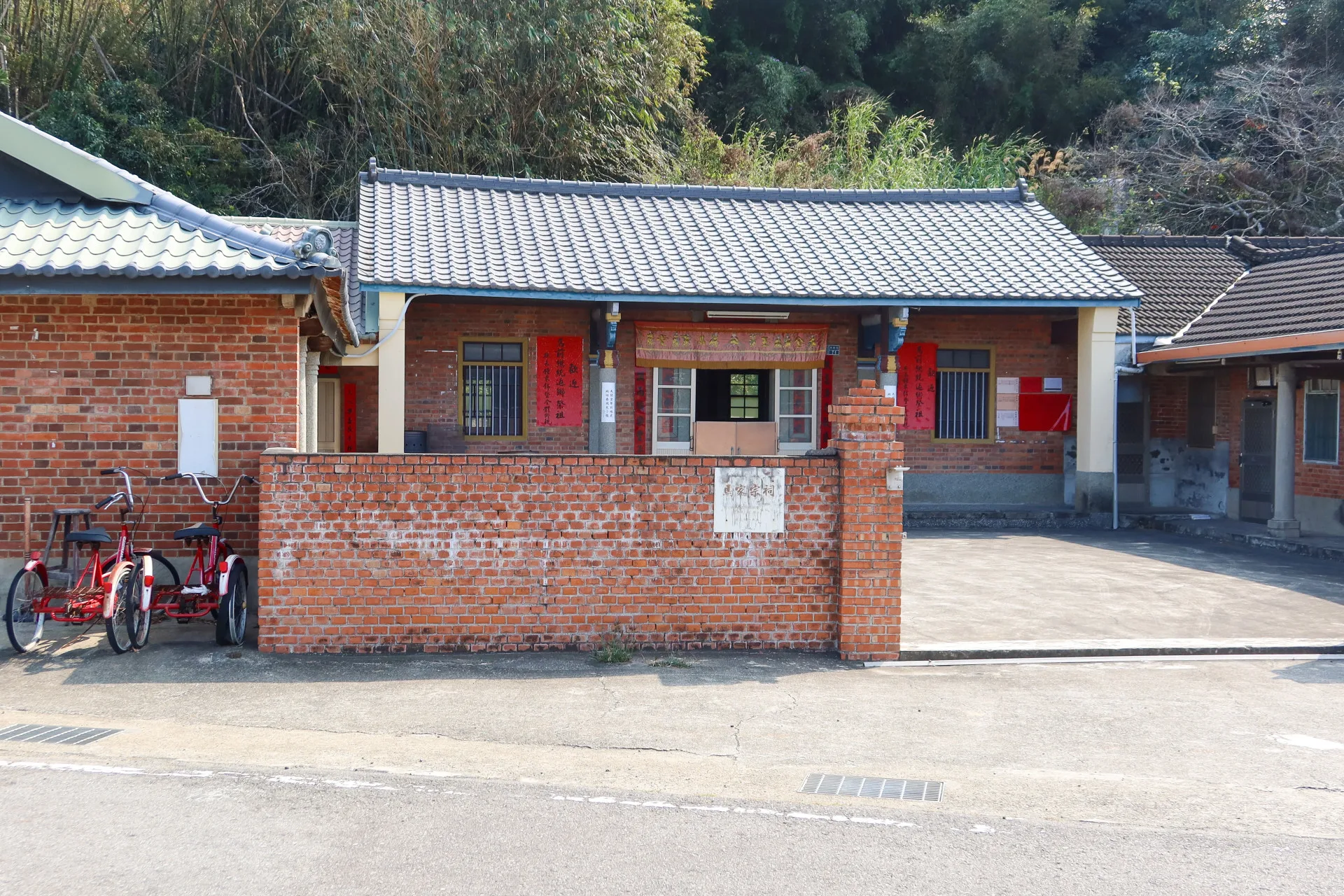 馬英九每年大年初二祭拜的馬家庄，位於楓樹里，祖籍廣東陸豐，是客家後裔，現除少數長輩會說些客語外，多數已福佬化。何來美攝