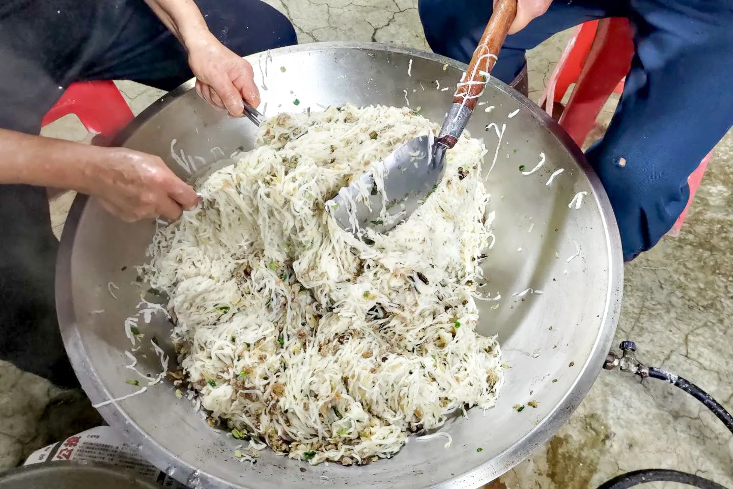 雙手快速不停地攪拌,葉群芳補充,一定要攪拌均勻,不然有些會太鹹太辣,有些會味道不夠。王湘仁攝