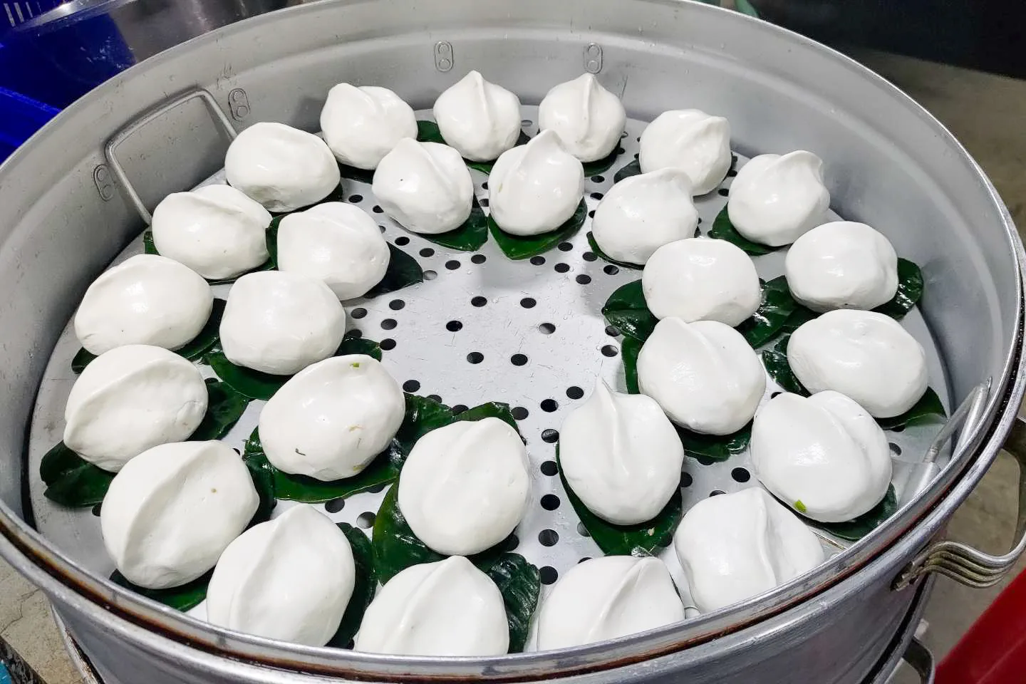 包好的菜包,下面一定要店柚子葉,這是富鄉粄食的堅持。王湘仁攝