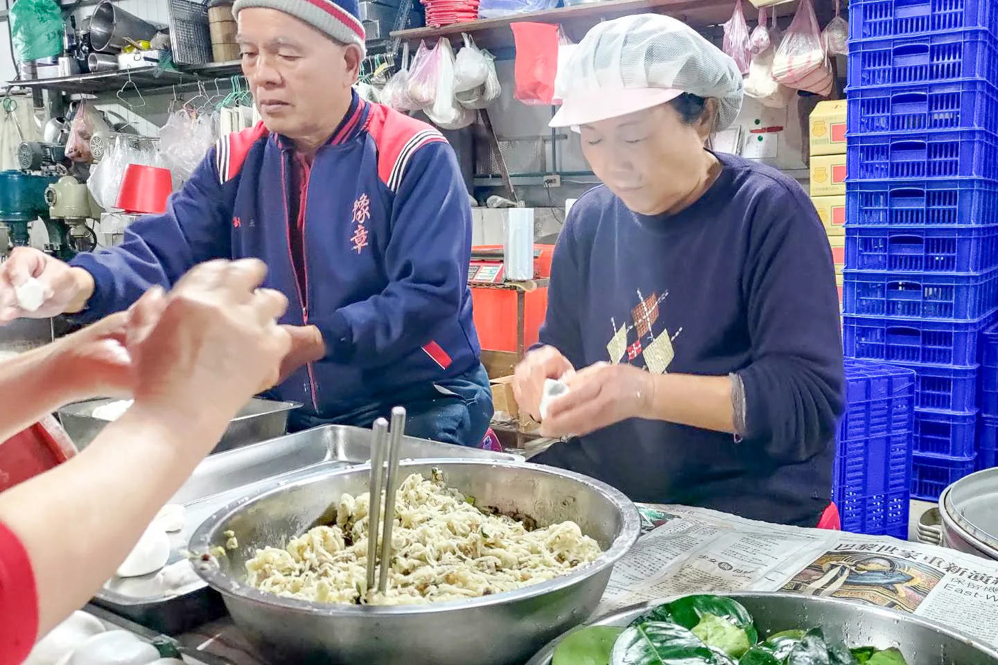 富湘粄食的師傅王進富(左)和葉群芳(右)。王湘仁攝