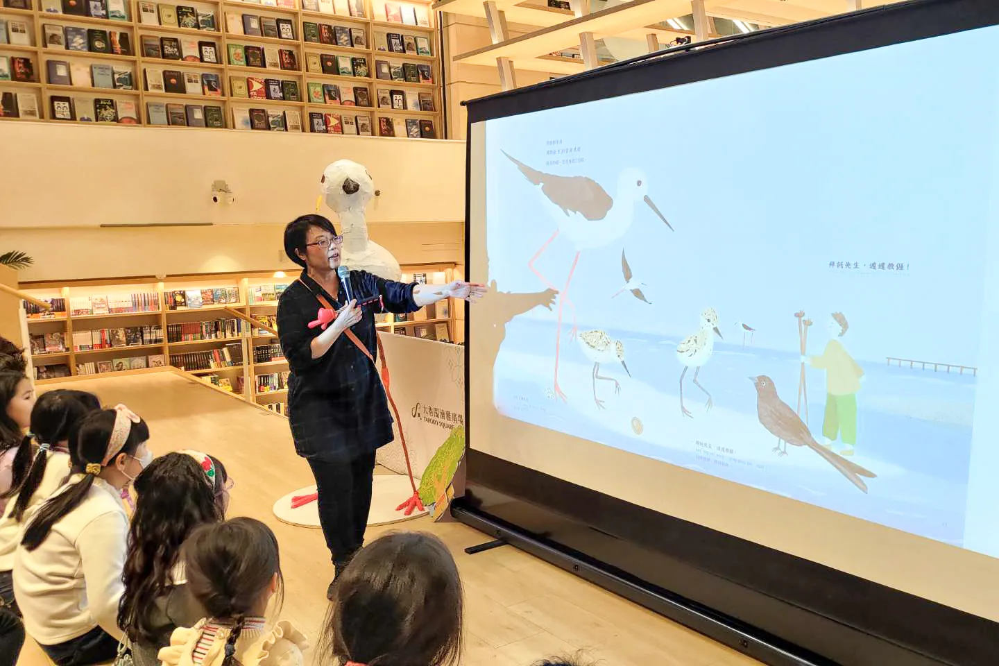 新書發表會安排說故事老師現場說故事,在故事當中適時穿插客語,讓親子在輕鬆愉快的氛圍中接觸客語。王湘仁攝