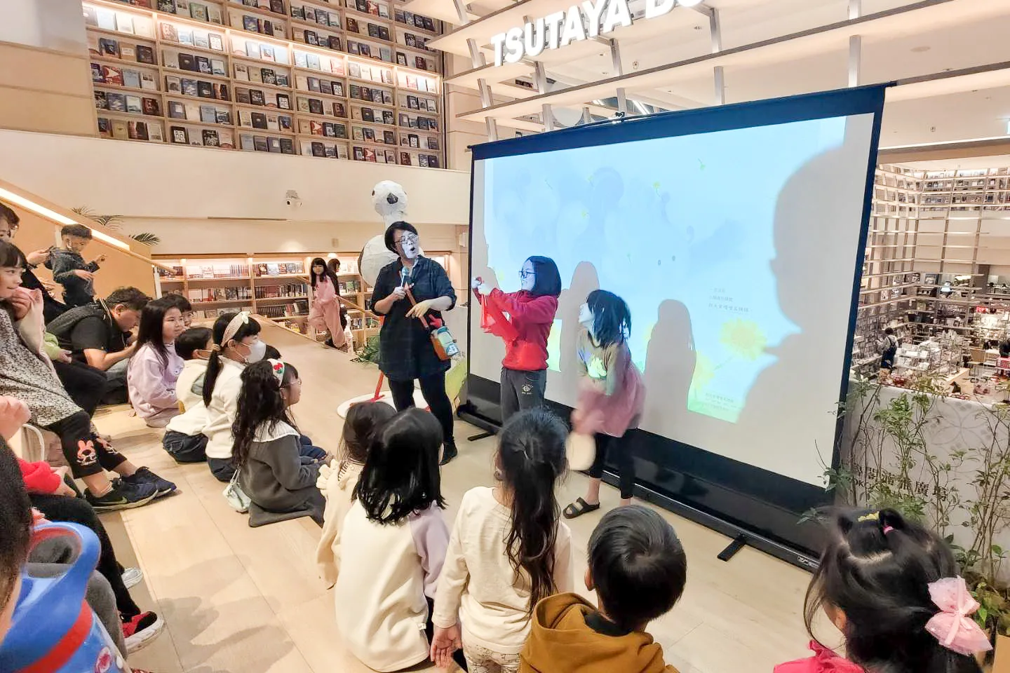 小朋友都非常投入在故事中,唱唱跳跳互動熱烈,讓親子在輕鬆愉快的氛圍中接觸客語。王湘仁攝