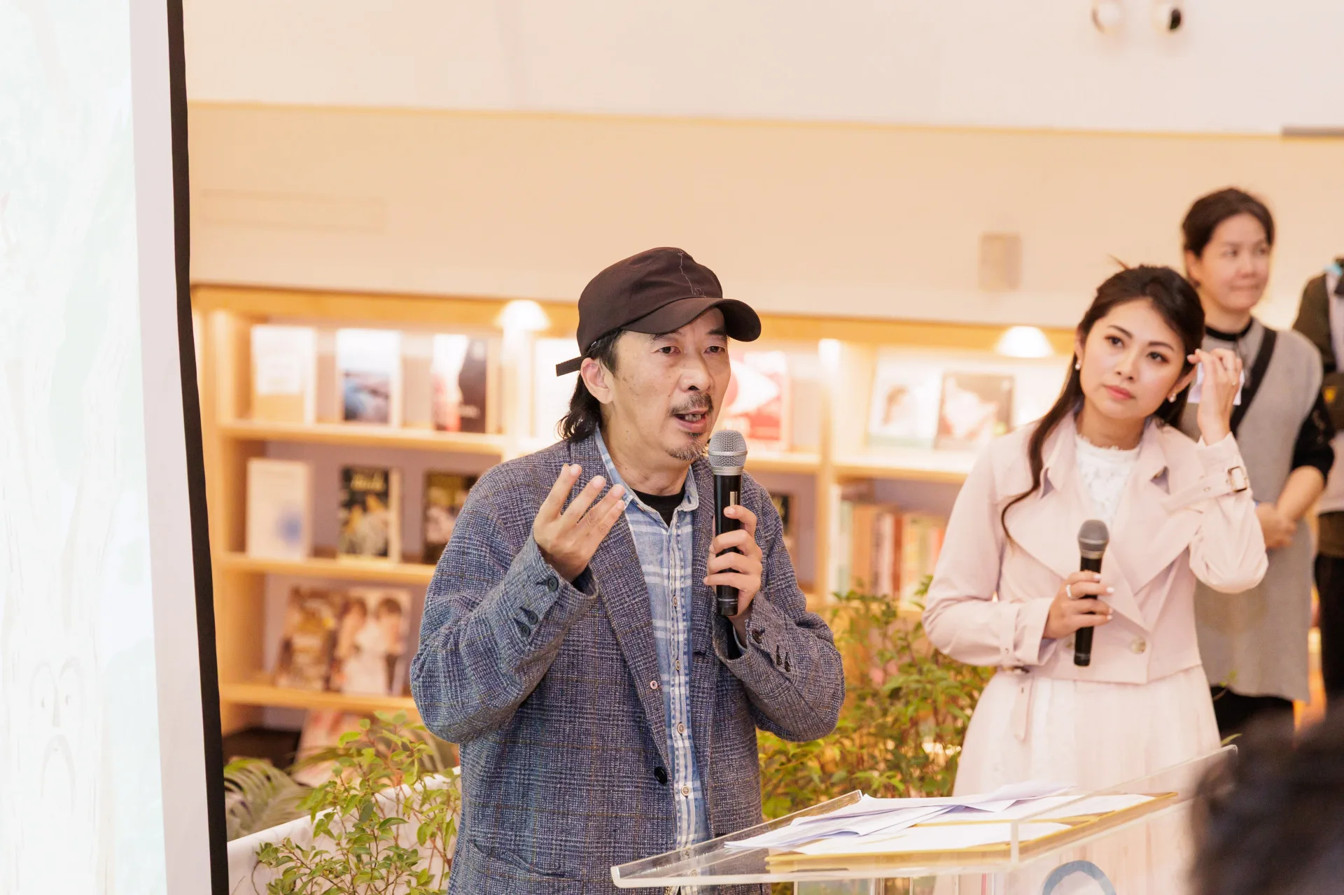 作者陳献棋說明繪本創作理念。新竹市政府提供