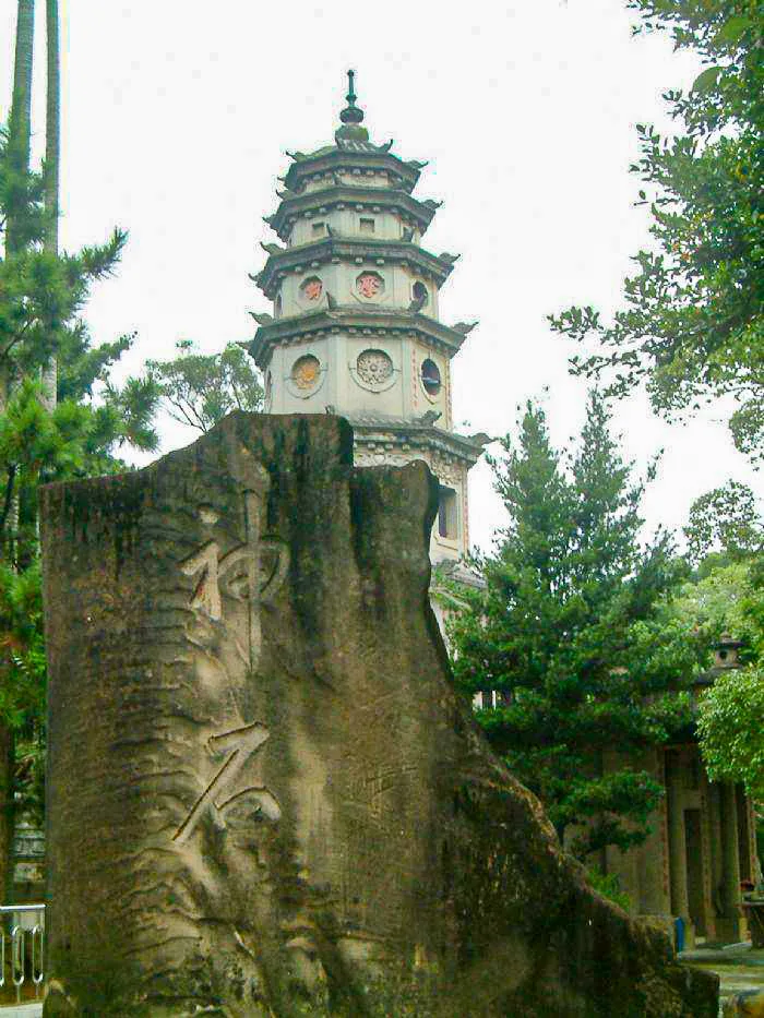 青草湖靈隱寺庭園中的神石碑。周邊還有十幾堆的化石石堆提供遊人觀看 。陳權欣攝