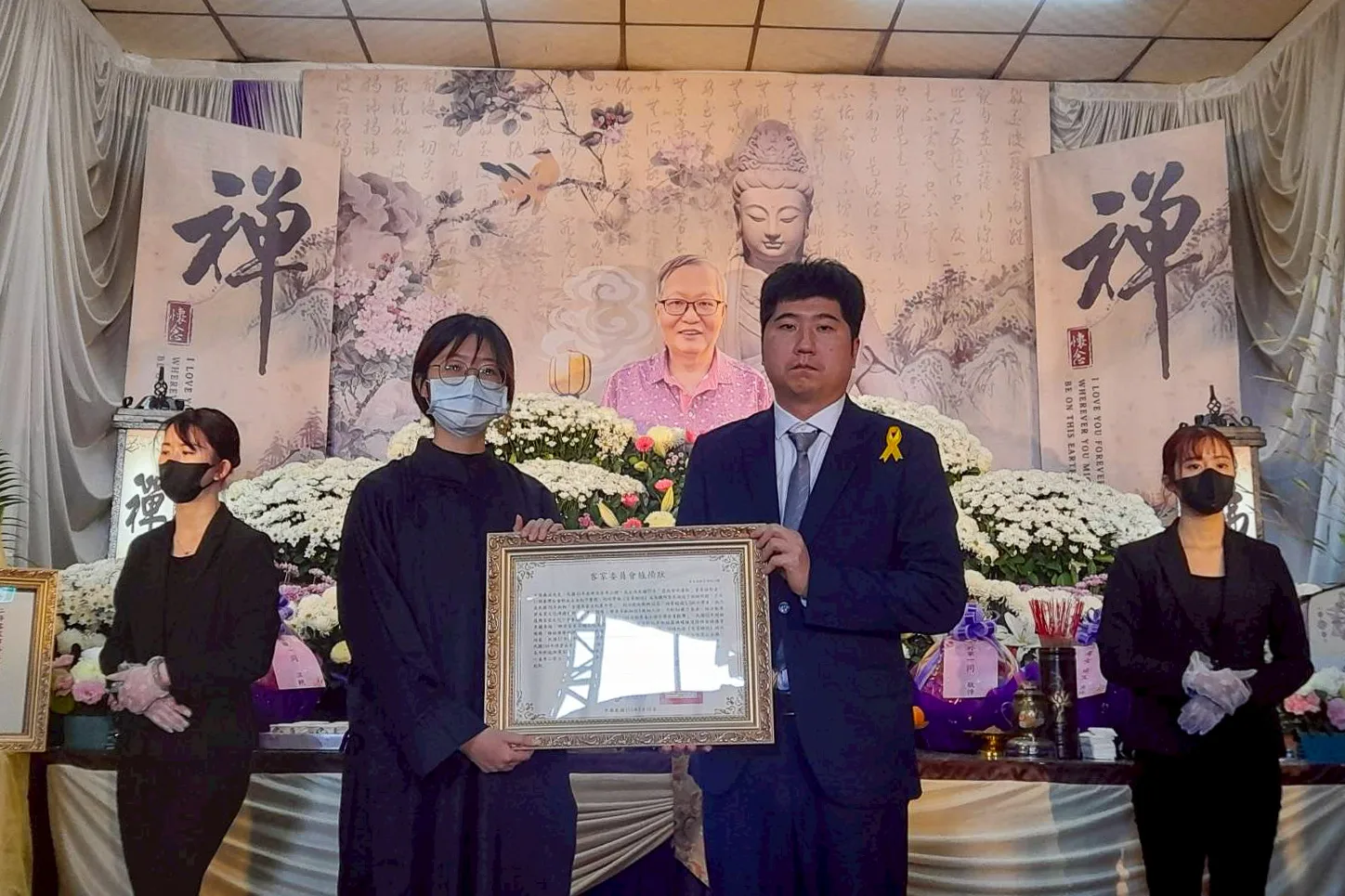 客委會副主委邱星崴代表頒贈張義品先生二等客家事務專業獎章，並由其家屬張瑜文女士代為受贈。客委會提供