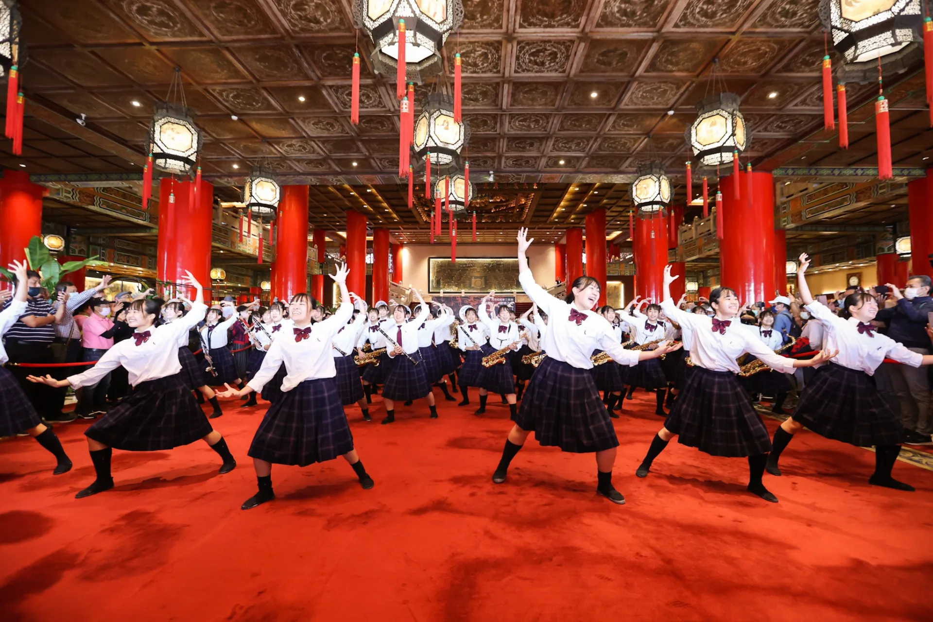 快閃表演於台北圓山飯店大廳，喚醒青春回憶。資料照，文總提供