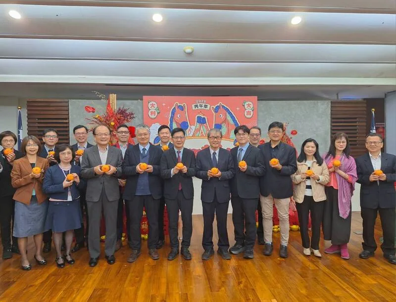 教育部新春團拜　鄭英耀勉以新思維解決問題