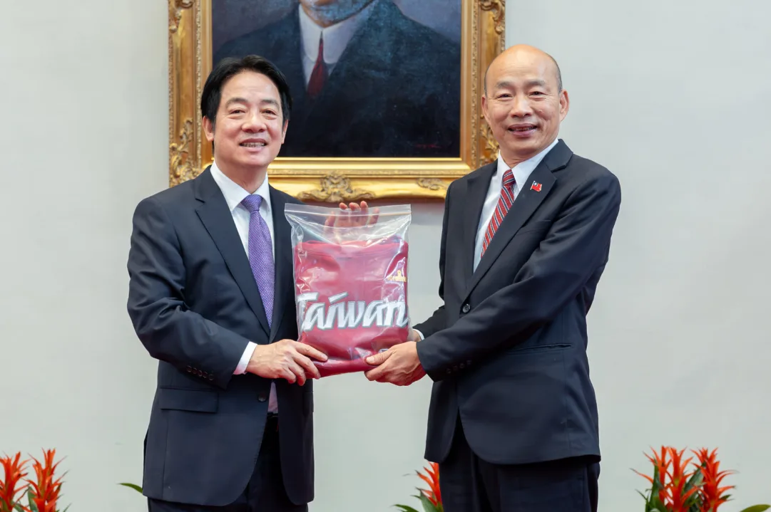 賴清德提到,很感謝韓國瑜人還沒有到,聲音已經先到了。用一個「化」字來點出今天茶敘的方向,希望朝野大事化小、小事化無、讓國家逢凶化吉。總統府提供