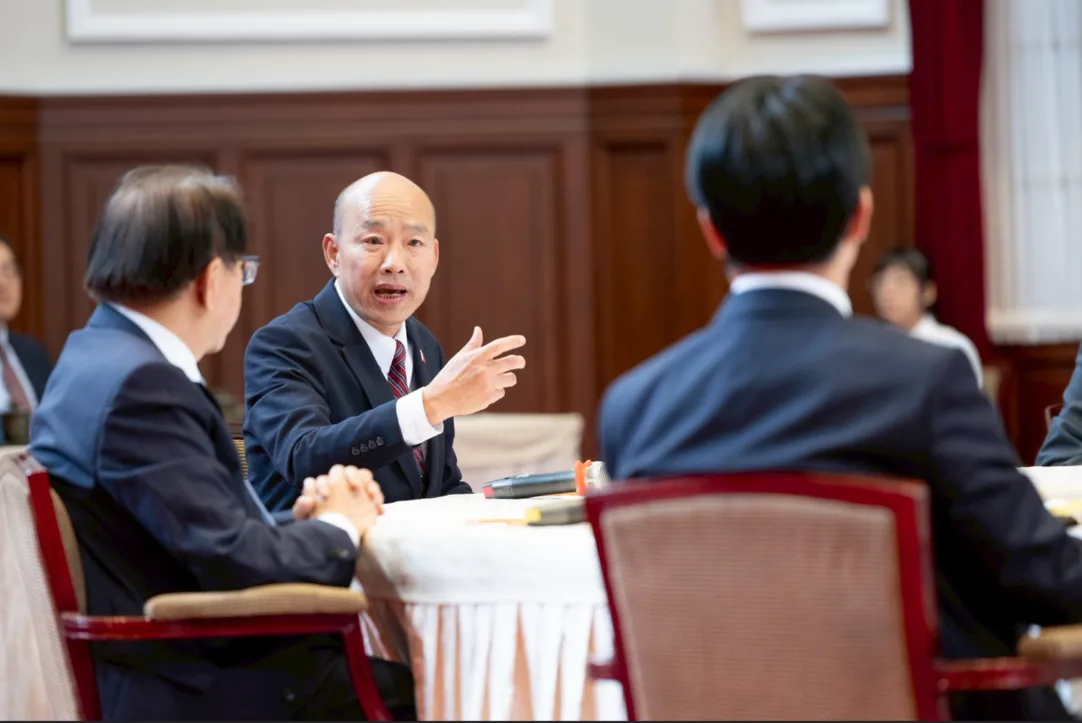 總統賴清德今天(23日)與五院院長舉行閉門新春茶敘。立法院長韓國瑜會後表示,將邀請賴清德就當前中華民國處境、大家憂心的問題、總統希望立院下會期能夠解決的問題,親自到立法院說明,「賴總統欣然接受」。總統府提供