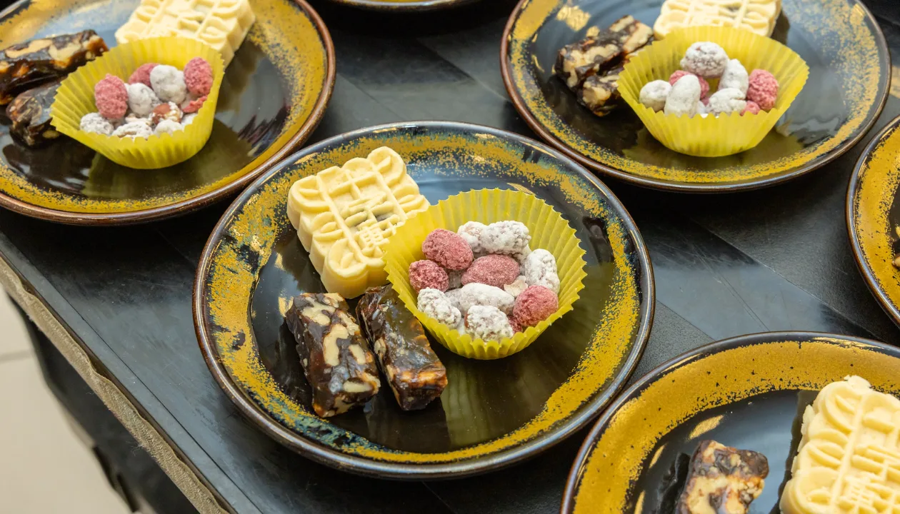 與會人士說,茶敘準備的點心富有巧思,包括生仁糖、棗泥核桃、綠豆冰糕搭配金桔茶,充滿年節氣息,也傳遞「以和為貴」的核心精神。總統府提供