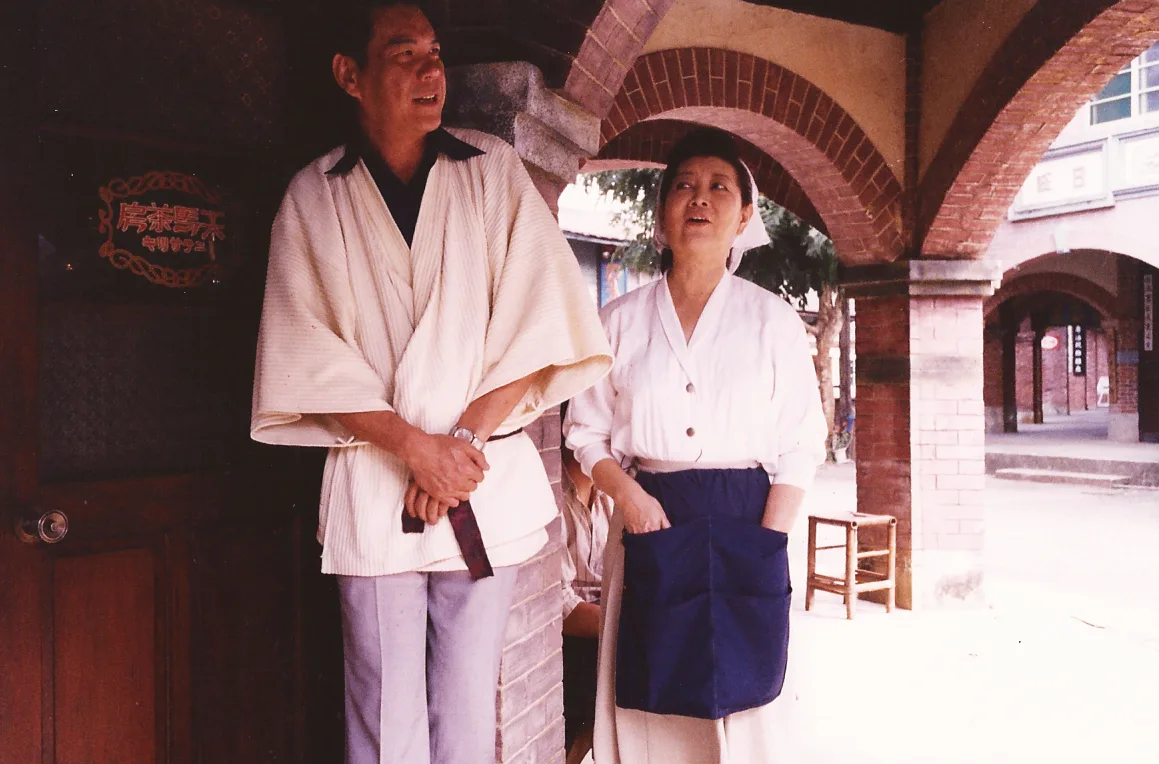 《天馬茶房》故事即是以228事件的引爆點「天馬茶房」為背景。圖左起：龍劭華、陳淑芳。鴻聯國際開發股份有限公司提供