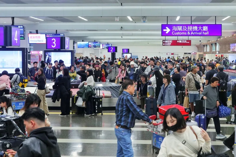 農曆春節及寒假尾聲，桃園國際機場22日再現人潮。中央社