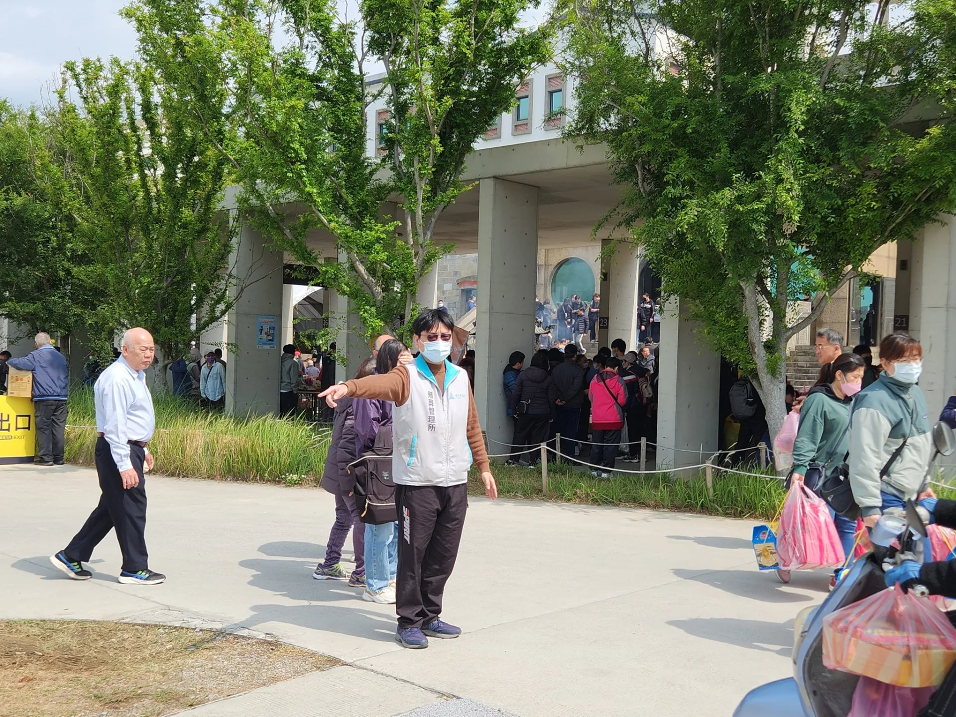 提醒民眾多加利用免費接駁車，提早前往大坪頂祭祖，避開清明連假人潮。翻攝自新竹市殯葬管理所 臉書