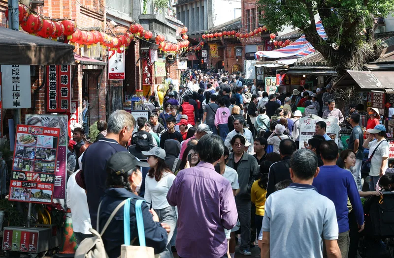 農曆春節假期收假日，22日不少民眾把握時間出遊，新北市深坑老街滿滿人潮。中央社