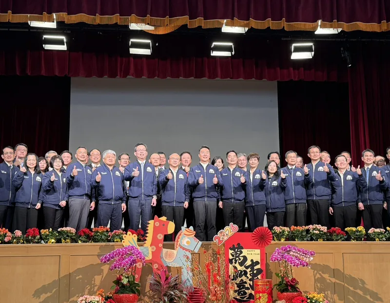 交通部23日舉行新春團拜，交通部長陳世凱（前左8）指出，這次過年期間大家疏運很努力也很辛苦，讓所有民眾的滿意度都很高。中央社