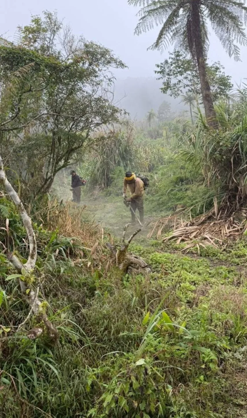 部落族人參與千里眼山步道修復工作。太管處提供