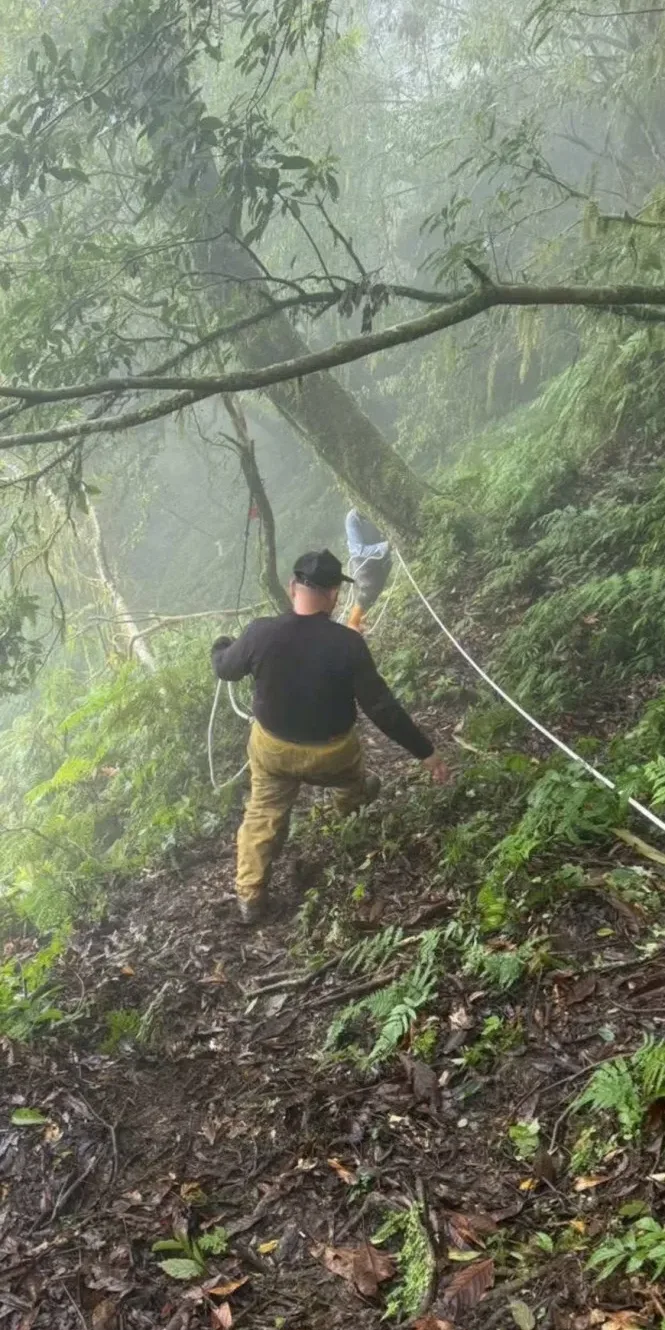 部落族人參與千里眼山步道修復工作,確保繩索架設。太管處提供