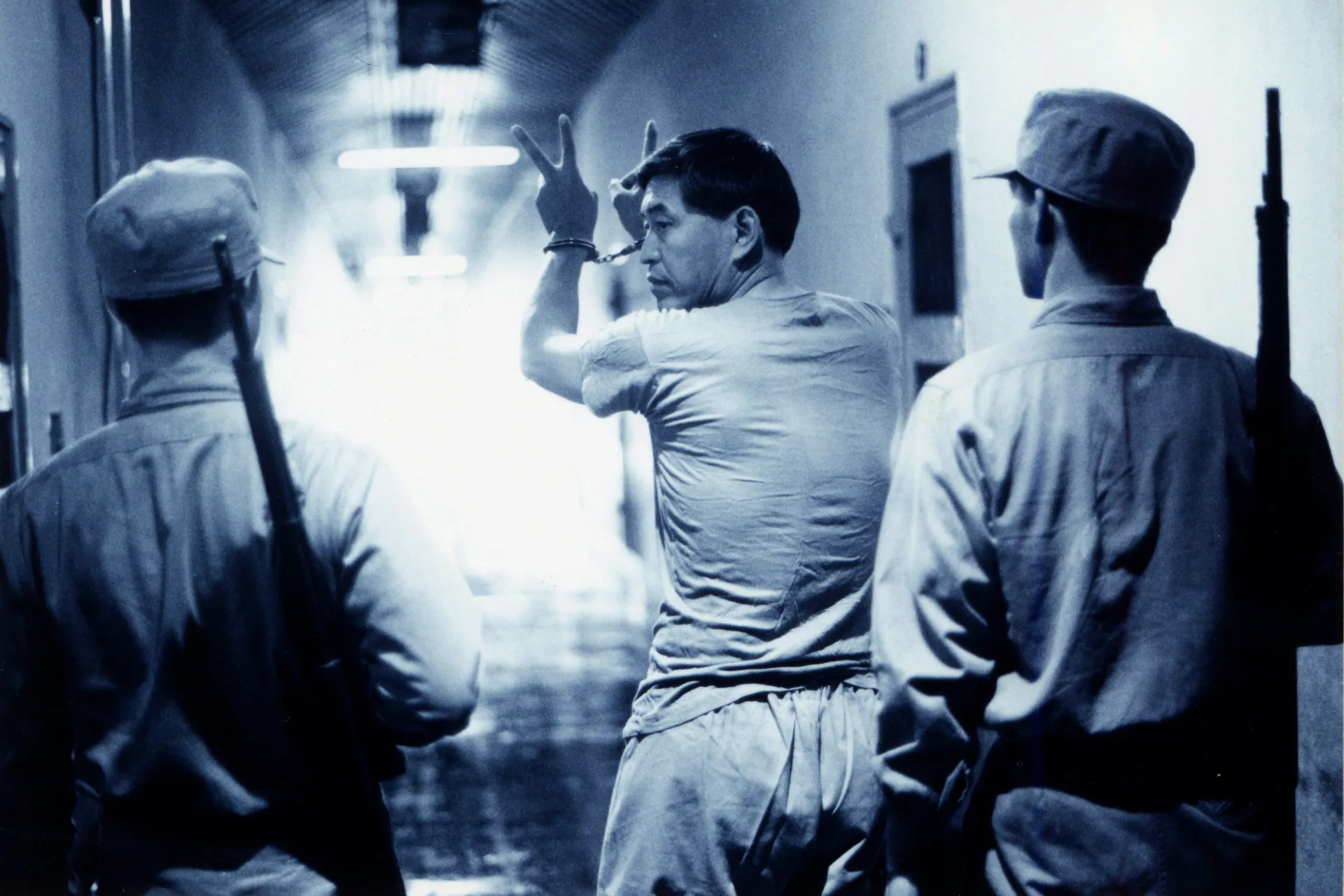 《超級大國民》角色比出數字二一手勢的片段，是每年和平紀念日必定要重新複習的台灣影史名場面。國家影視聽中心提供