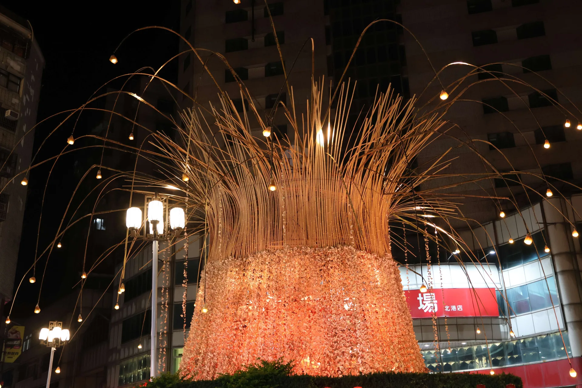 北港燈會主燈「海之巨樹-光之潮的祈禱」。雲林縣政府提供