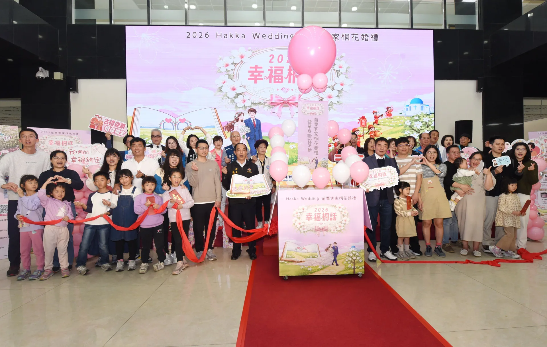 六對曾參加客家桐花婚禮夫妻今天帶小孩回娘家，分享參加桐花婚禮體驗。