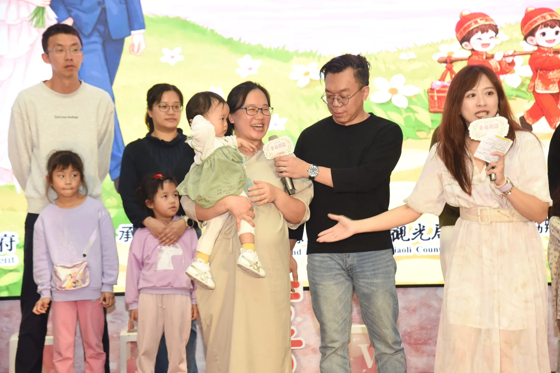 曾參加客家桐花婚禮夫妻帶小孩出席記者會，分享當年參加桐花婚禮體驗。