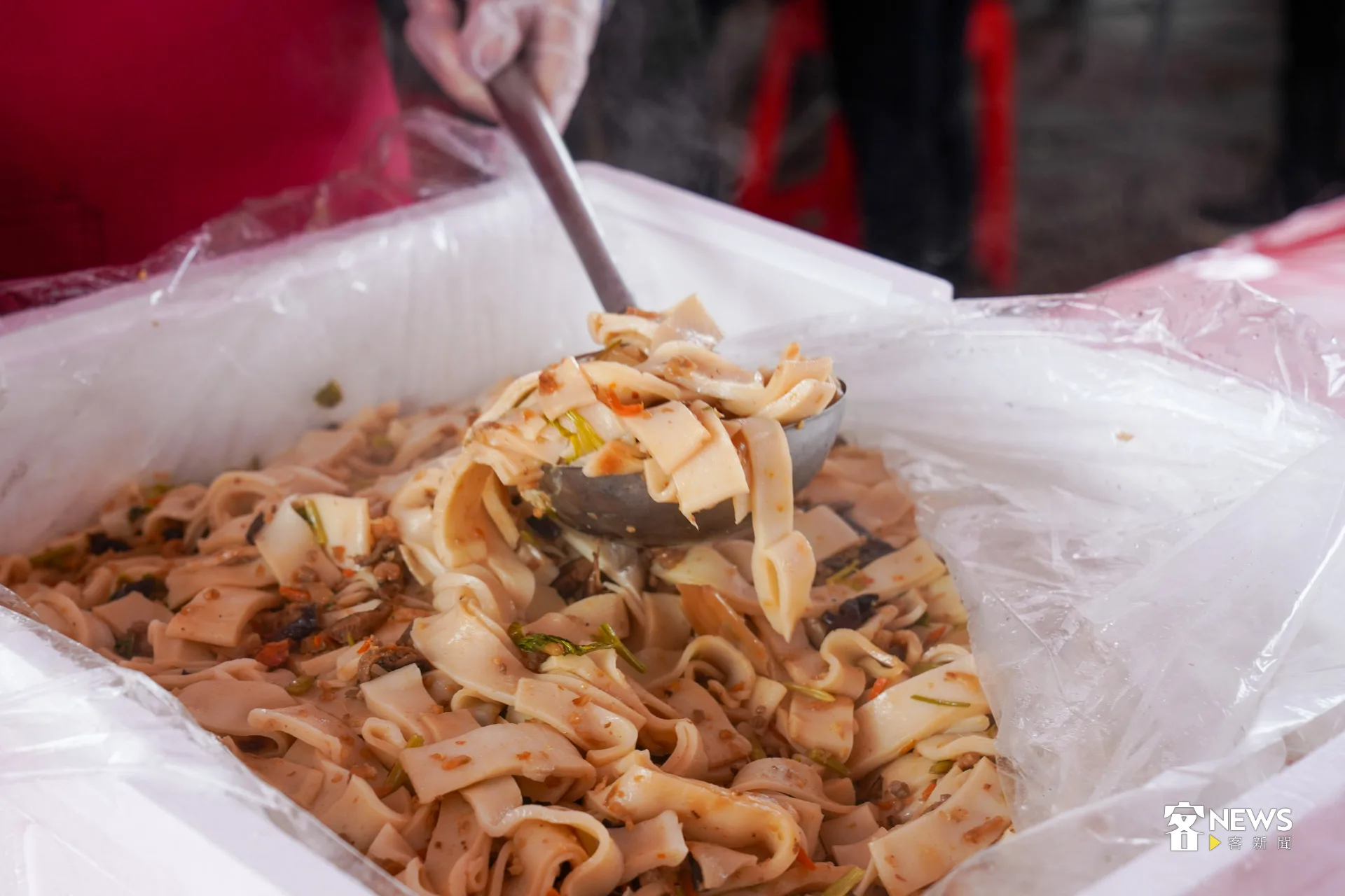 湖口行春宴食福將準備一萬人份的粄條、炒迷粉等客家美食。洪藝晅攝(資料照)